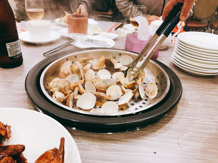 香港オフ会で行った海鮮蒸しやさんで食べたアサリ