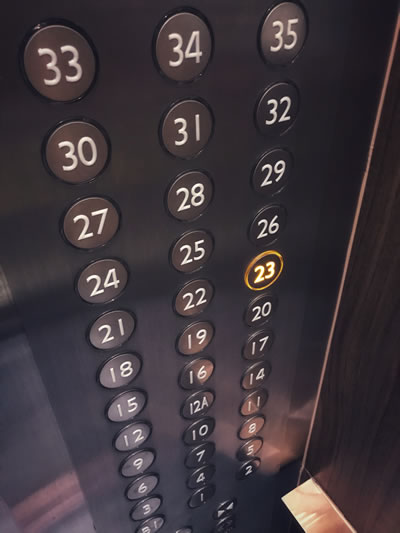 今株を買うということは高層ビルの一階部分からエレベーターに乗れるという事