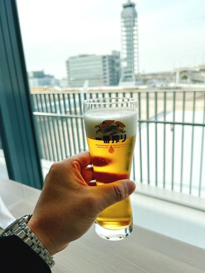 関西空港国内線のラウンジでビールを飲んで休憩